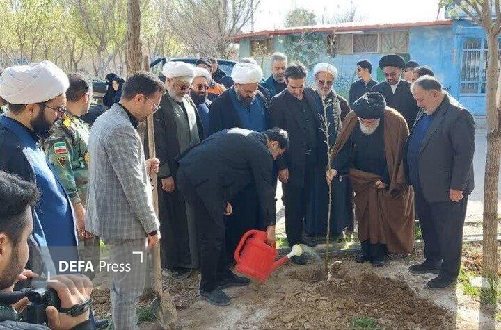کاشت نهال به یاد رهبر شهید در مسجد مقدس جمکران