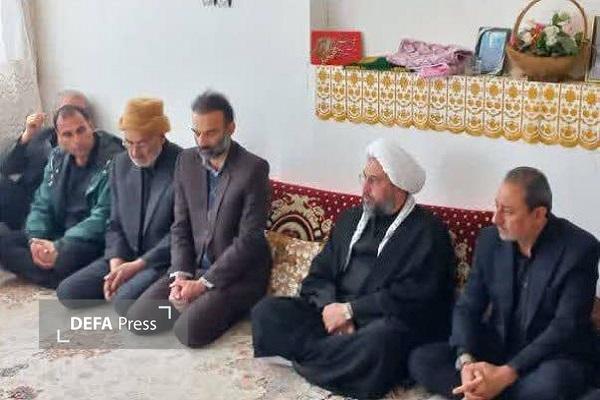 دیدار فرماندار شهرستان جغتای با خانواده شهید «سعید کیوانلو» از شهدای ناو دنا دیدار فرماندار شهرستان جغتای با خانواده شهید «سعید کیوانلو» از شهدای ناو دنا