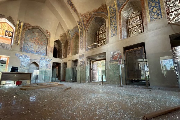 آسیب به بخشی از کاشی‌های مسجد امام (ره) اصفهان بر اثر موج انفجار