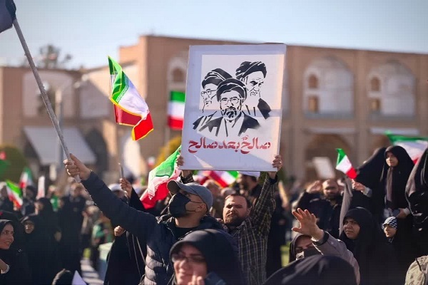 بیعت مردم اصفهان با رهبر جدید انقلاب زیر آتش دشمن