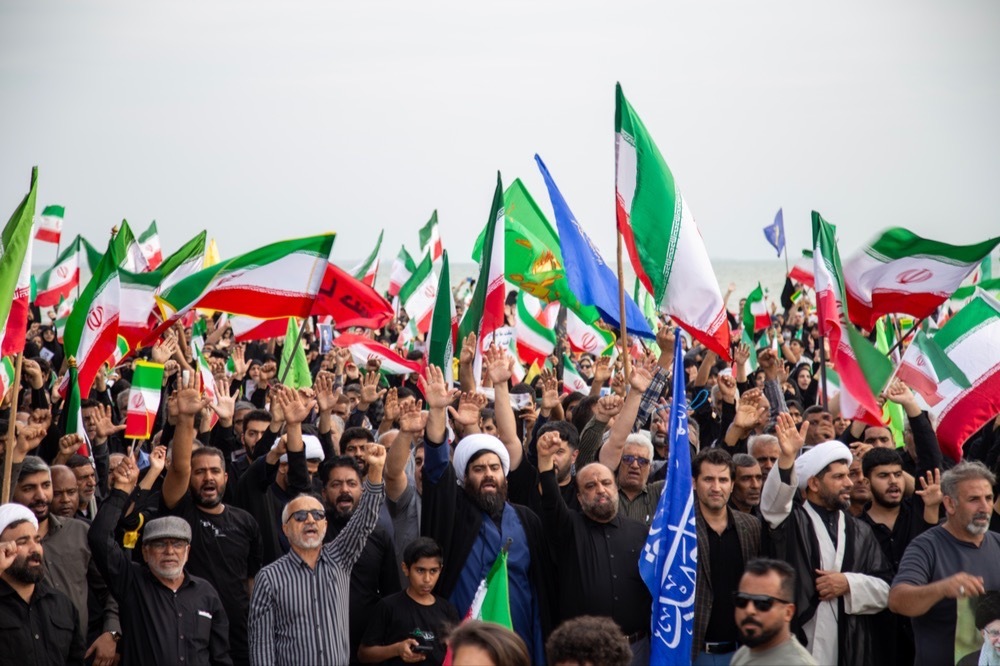 تصاویر/ بیعت مردم بندرعباس با رهبر منتخب خبرگان ملت در سواحل نیلگون خلیج فارس