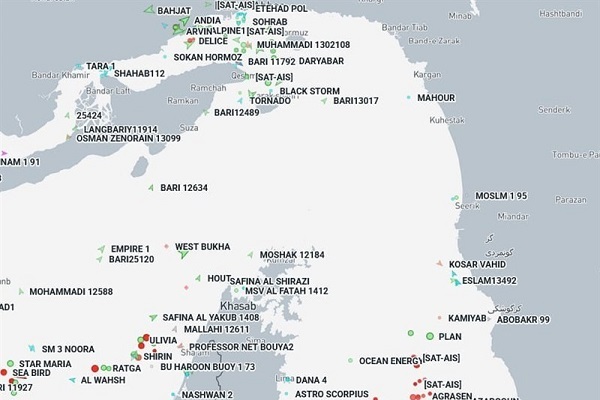 انگلیس: یک کشتی باری در تنگه هرمز آتش گرفت