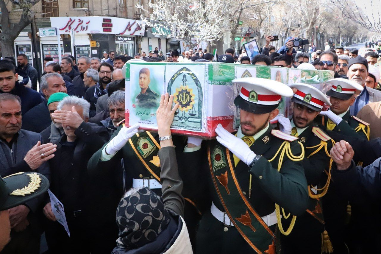 تصاویر/ مراسم تشییع پیکر مطهر شهید امید کارچانی در اراک