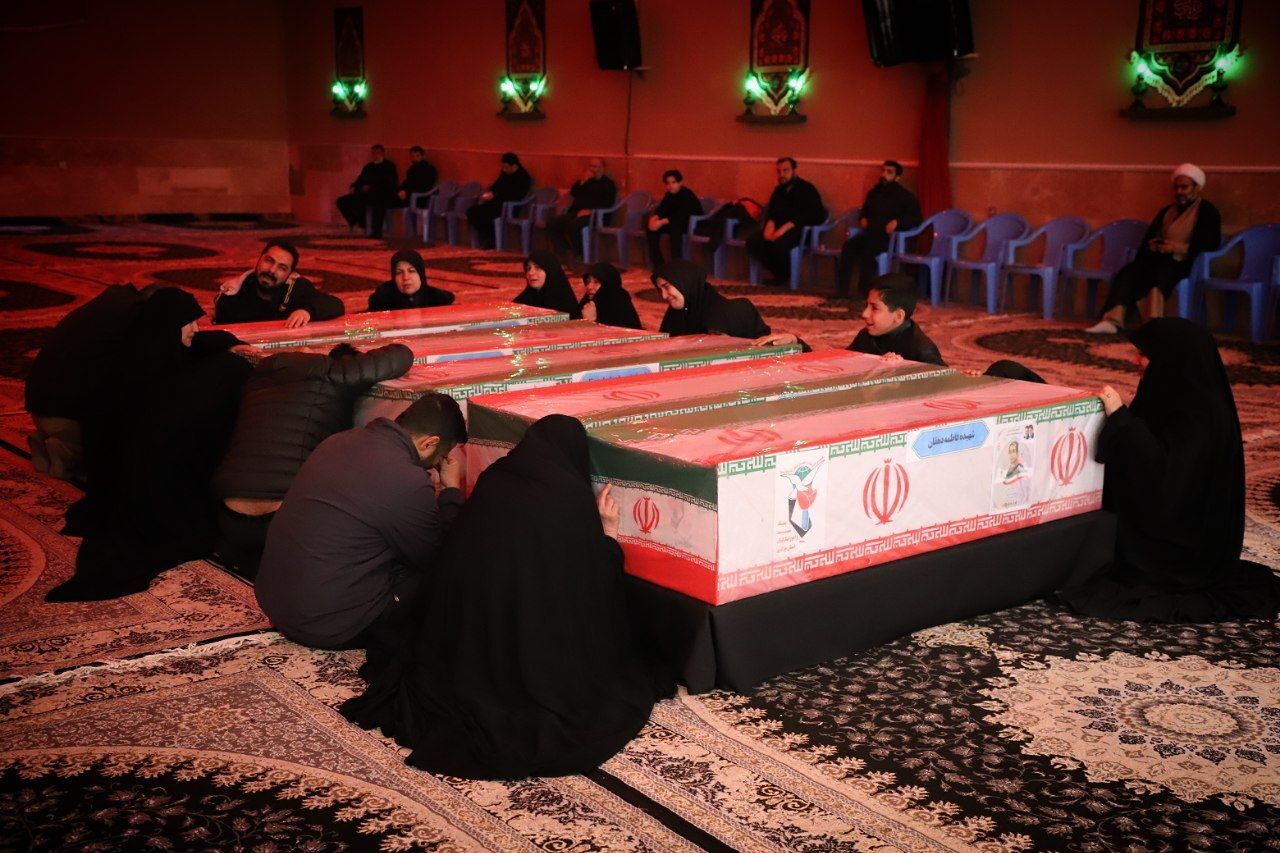 تصاویر/ آخرین دیدار خانواده‌ها با پیکر پاک شهیدان والامقام دهقان و قاسمی در اراک