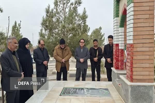 حضور فرماندار مهولات در گلزار شهدا به مناسبت روز بزرگداشت شهدا حضور فرماندار مهولات در گلزار شهدا به مناسبت روز بزرگداشت شهدا