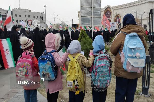 حضور دانش‌آموزان گلهباری با کوله‌پشتی در راهپیمایی روز جهانی قدس+ تصاویر