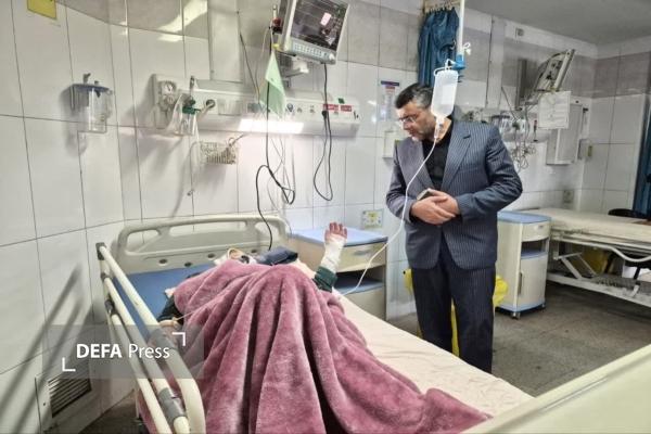عیادت فرماندار بوئین زهرا از مجروحین حمله رژیم صهیونیستی به روستای تتنک