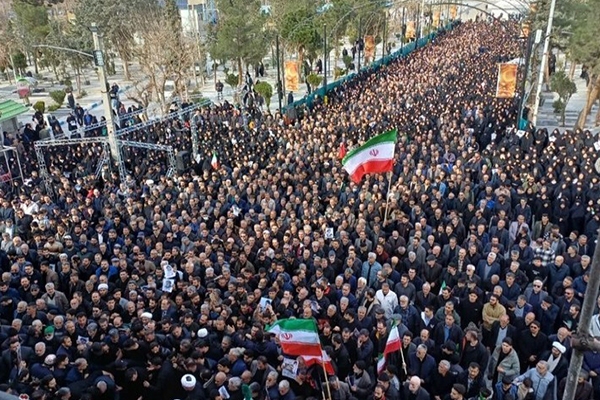 وقتی مردم پشت جبهه عزت می‌ایستند