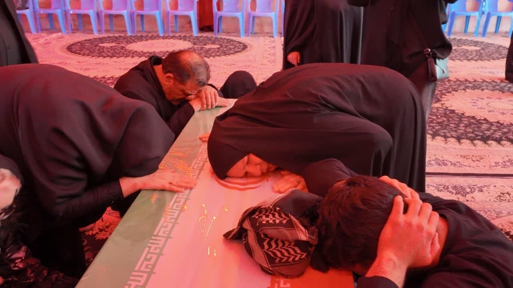 تصاویر/ وداع خانواده‌ها با پیکر مطهر شهدا در موکب شهدای گمنام اراک