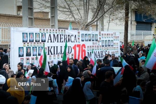 تجمع اعتراضی دانش‌آموزان کرمانی در محکومیت کشتار دانش‌آموزان میناب مقابل دفتر سازمان ملل+تصاویر