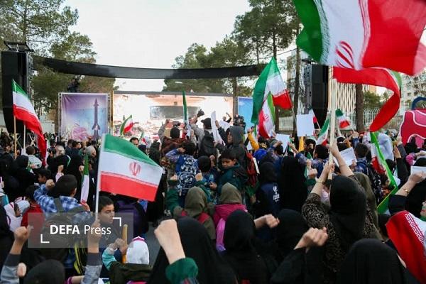 تجمع اعتراضی دانش‌آموزان کرمانی در محکومیت کشتار دانش‌آموزان میناب مقابل دفتر سازمان ملل+تصاویر