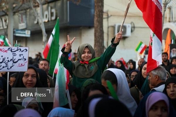 تجمع اعتراضی دانش‌آموزان کرمانی در محکومیت کشتار دانش‌آموزان میناب مقابل دفتر سازمان ملل+تصاویر