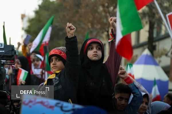 تجمع اعتراضی دانش‌آموزان کرمانی در محکومیت کشتار دانش‌آموزان میناب مقابل دفتر سازمان ملل+تصاویر