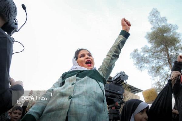 تجمع اعتراضی دانش‌آموزان کرمانی در محکومیت کشتار دانش‌آموزان میناب مقابل دفتر سازمان ملل+تصاویر