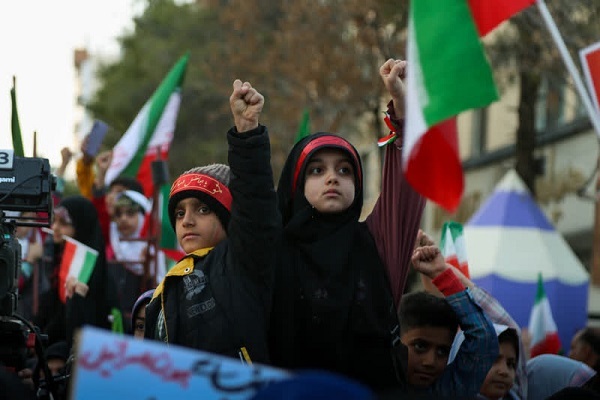 تجمع اعتراضی دانش‌آموزان کرمانی در محکومیت کشتار دانش‌آموزان میناب مقابل دفتر سازمان ملل+ تصاویر