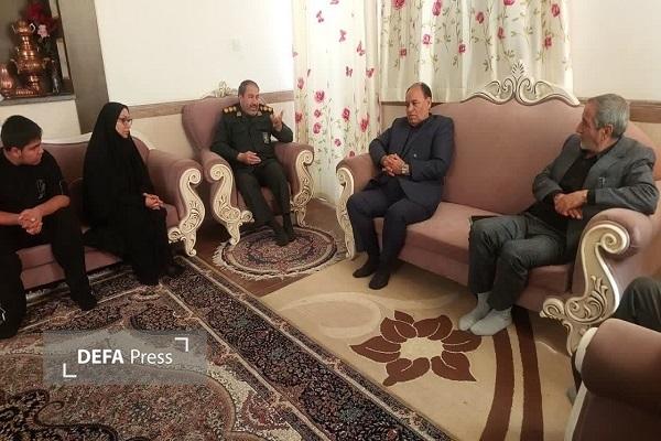 مدیرکل بنیاد حفظ آثار استان کرمان با خانواده های شهدای جنگ رمضان دیدار کرد +تصاویر مدیرکل بنیاد حفظ آثار استان کرمان با خانواده های شهدای جنگ رمضان دیدار کرد +تصاویر