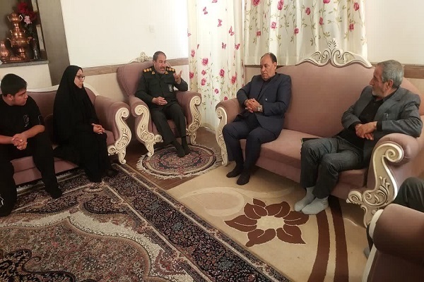مدیرکل بنیاد حفظ آثار استان کرمان با خانواده های شهدای جنگ رمضان دیدار کرد +تصاویر