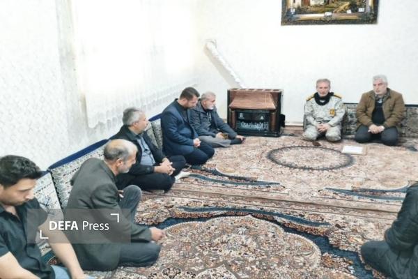 مدیرکل حفظ آثار دفاع مقدس قزوین با خانواده شهید دانش‌آموز «مهیار زنگانه» دیدار کرد