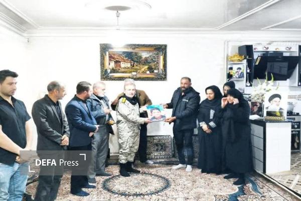 مدیرکل حفظ آثار دفاع مقدس قزوین با خانواده شهید دانش‌آموز «مهیار زنگانه» دیدار کرد