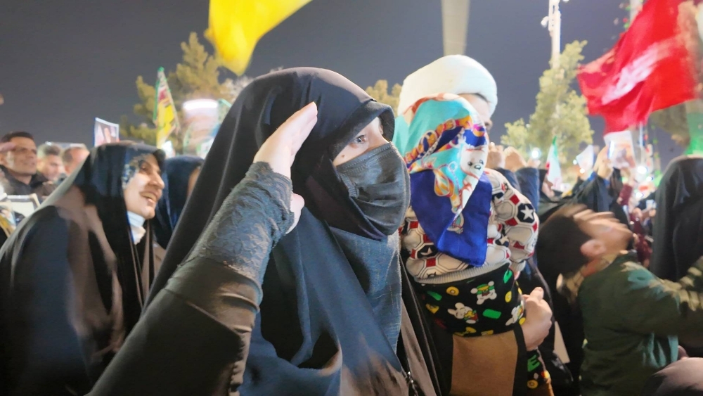 تصاویر/ در آمیختن مراسم شبی با شهدا و حماسه حضور مردم اراک