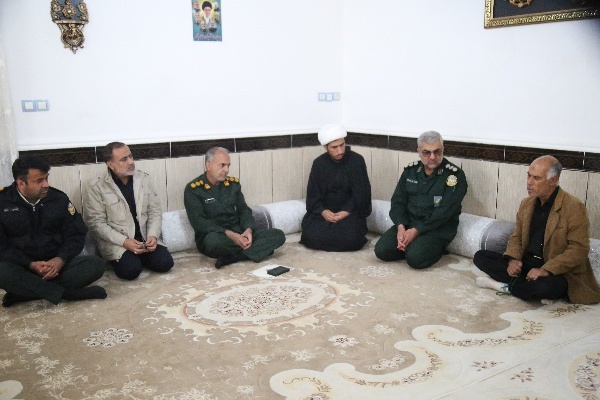 دیدار مدیرکل حفظ آثار دفاع مقدس کهگیلویه و بویراحمد با خانواده شهید «علیرضا آزم»