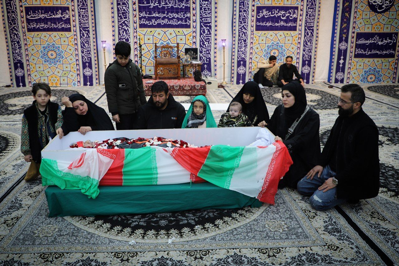 تصاویر/ آخرین دیدار خانواده با پیکر پاک شهید عزت اله بابایی در اراک