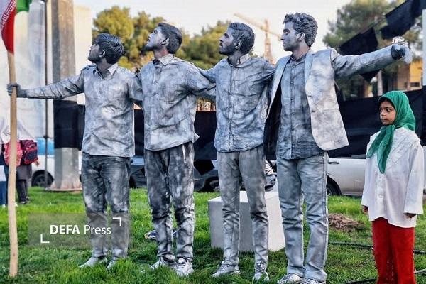 اجرای پرفورمنس «جنگ رمضان» با حضور هنرمندان جوان در کرمان+تصاویر اجرای پرفورمنس «جنگ رمضان» با حضور هنرمندان جوان در کرمان+تصاویر