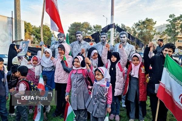 اجرای پرفورمنس «جنگ رمضان» با حضور هنرمندان جوان در کرمان+تصاویر اجرای پرفورمنس «جنگ رمضان» با حضور هنرمندان جوان در کرمان+تصاویر