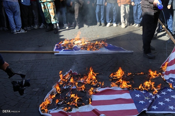 نمادهای کشورهای تروریستی در چهارشنبه سوری آتش زده می‌شود