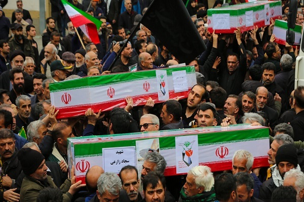 حضور مقتدرانه مردم در بدرقه ۱۵ شهید کارگر اصفهان