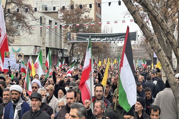 میدان خالی نیست ، مردم آمده‌اند