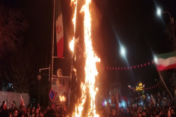 فیلم/ آتش زدن نماد شیطان‌پرستی در سبزه‌میدان زنجان