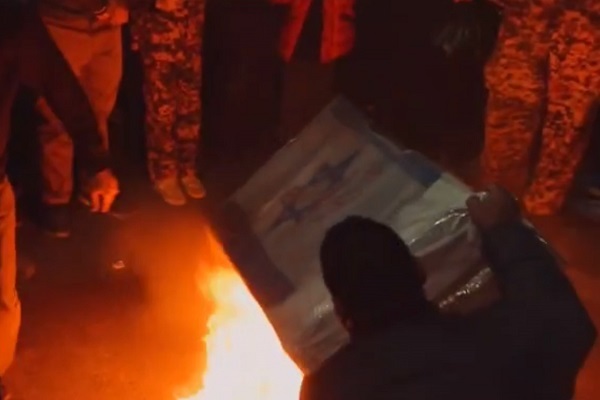 کلیپ/ خشم انقلابی در قائم‌شهر: جوانان حزب‌الله پرچم آمریکا و اسرائیل را به آتش کشیدند