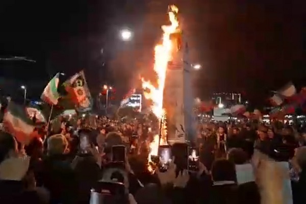 فیلم/ حضور حماسی مردم محمودآباد در شب هفدهم بیعت با امام شهید