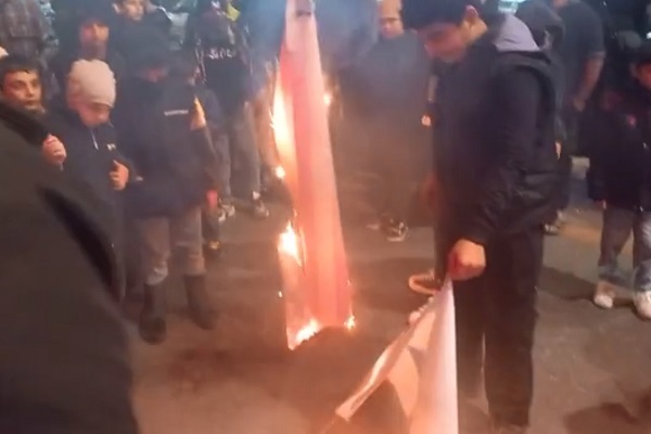 فیلم/ جوانان فریدونکنار پرچم استکبار را به آتش کشیدند
