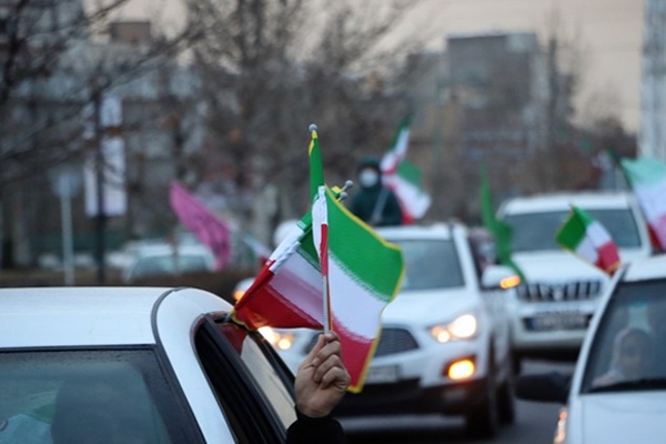 غرب کرج صحنه راهپیمایی خودرویی مردم در بیعت با رهبری