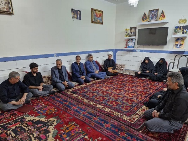دیدار مدیرکل بنیاد شهید استان کرمان با خانواده شهدای جنگ رمضان در جیرفت+تصاویر