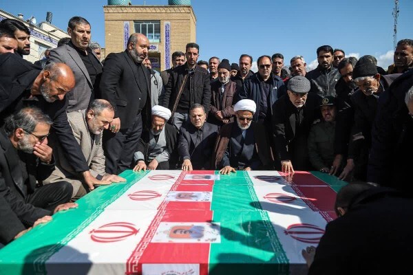 فیلم / تشییع پیکر سه شهید در زنجان