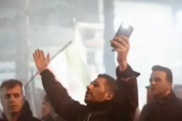 کلیپ/ مردم آمل با دشمن‌سوزی به استقبال بهار رفتند