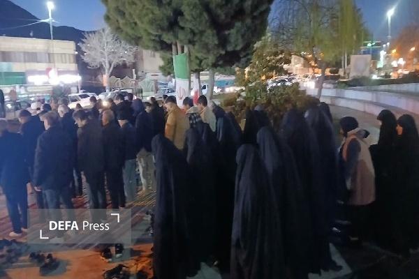 جلوه زیبای اقامه نماز جماعت در میدان آزادی سنندج و تجلی صحنه اتحاد و همدلی