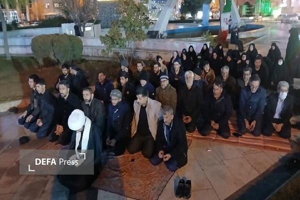 جلوه زیبای اقامه نماز جماعت در میدان آزادی سنندج و تجلی صحنه اتحاد و همدلی