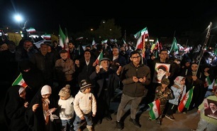 تصاویر / نوزدهمین شب حضور مردم در میدان‌های شهر اصفهان