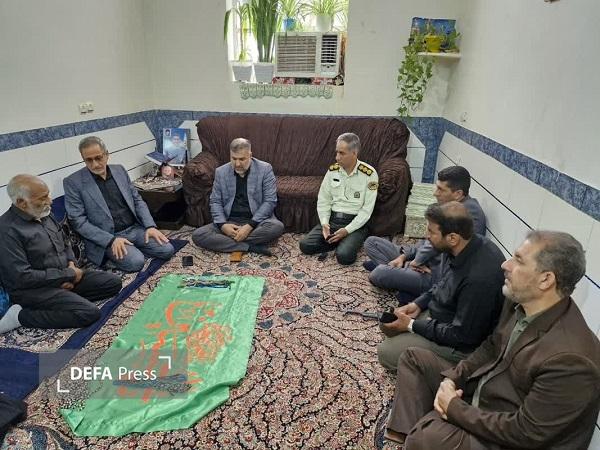 مدیرکل بنیاد شهید کرمان با خانواده شهیدان جنگ رمضان در عنبرآباد دیدار کرد+تصاویر