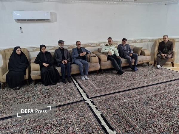 مدیرکل بنیاد شهید کرمان با خانواده شهیدان جنگ رمضان در عنبرآباد دیدار کرد+تصاویر