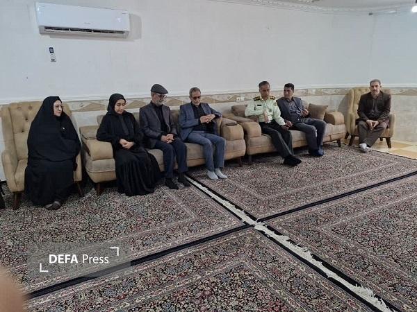 مدیرکل بنیاد شهید کرمان با خانواده شهیدان جنگ رمضان در عنبرآباد دیدار کرد+تصاویر