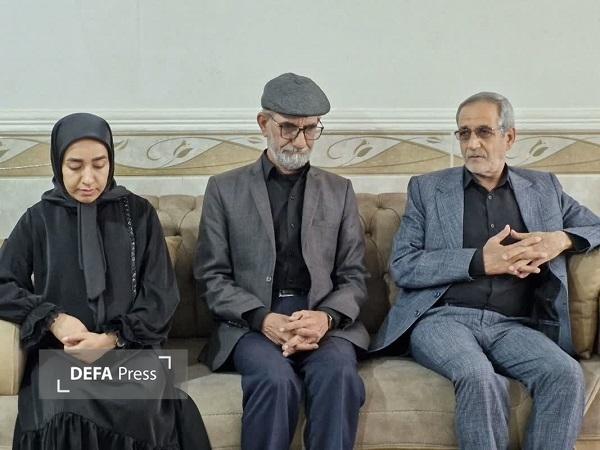 مدیرکل بنیاد شهید کرمان با خانواده شهیدان جنگ رمضان در عنبرآباد دیدار کرد+تصاویر