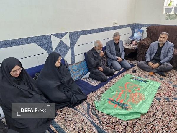 مدیرکل بنیاد شهید کرمان با خانواده شهیدان جنگ رمضان در عنبرآباد دیدار کرد+تصاویر