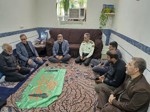 مدیرکل بنیاد شهید کرمان با خانواده شهیدان جنگ رمضان در عنبرآباد دیدار کرد+تصاویر