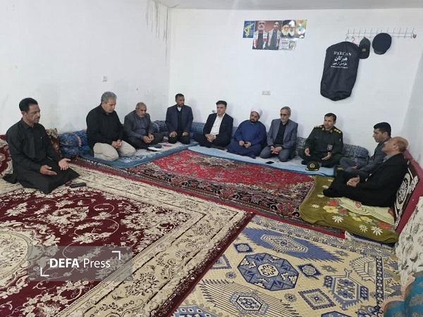 مدیرکل بنیاد شهید کرمان با خانواده شهید جنگ رمضان در رودبار جنوب دیدار کرد+تصاویر