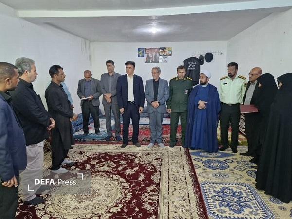 مدیرکل بنیاد شهید کرمان با خانواده شهید جنگ رمضان در رودبار جنوب دیدار کرد+تصاویر